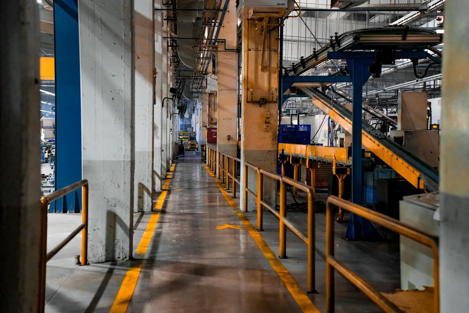 Automotive line aisle with conveyors and guarding